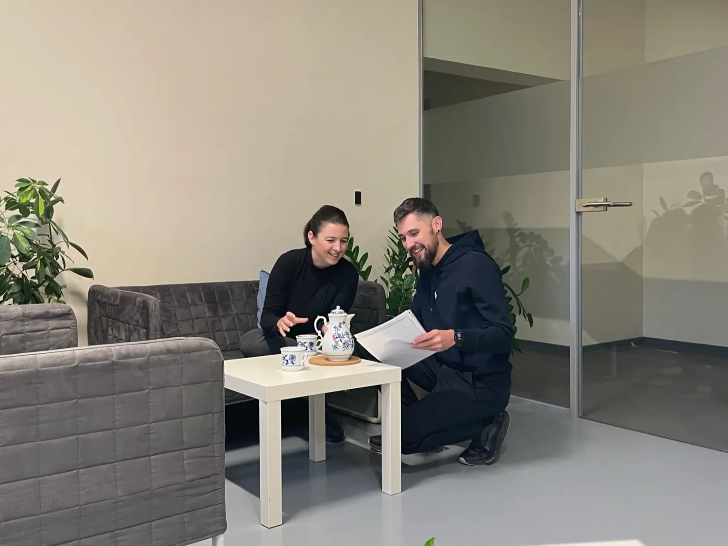 Petr Jileček a Martina Pokorná, zakladatelé JP Clean Servis, nad podklady v kanceláři firmy